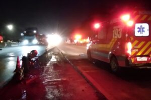 Motociclista fica gravemente ferido após ser atingido por carro na BR-280