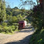 Caminhão de lixo atinge poste, provoca curto-circuito e deixa bairro Tomás Coelho sem energia