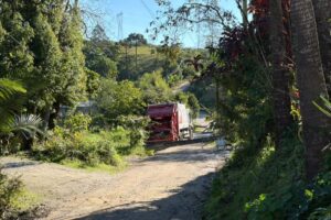 Caminhão de lixo atinge poste, provoca curto-circuito e deixa bairro Tomás Coelho sem energia