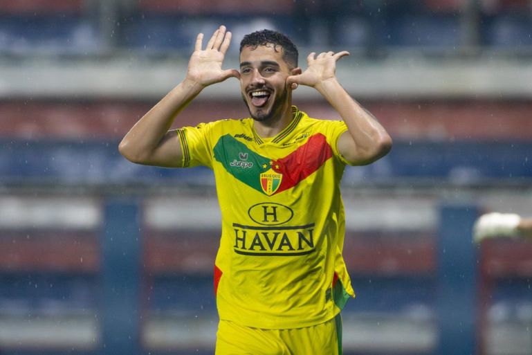 Brusque vence o Figueirense e assume a liderança da Série C