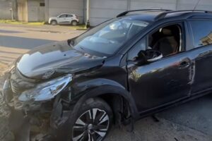 Dois idosos ficam feridos após carro atingir muros em Brusque