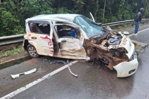 Criança de 4 anos sai ilesa após grave acidente entre carros e carreta na SC-418