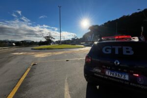 Risco de derrapagem após derramamento de óleo na Rodovia Antônio Heil mobiliza equipes da GTB