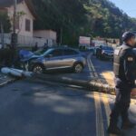 VÍDEO: Pneu estoura, motorista perde o controle e carro atinge poste no bairro Guarani