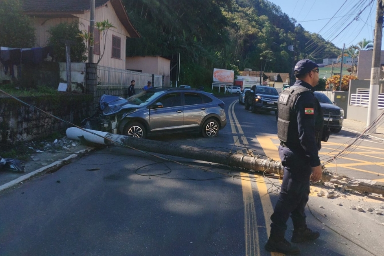 VÍDEO: Pneu estoura, motorista perde o controle e carro atinge poste no bairro Guarani