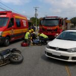 Motociclista fica ferido após colisão com carro em Brusque