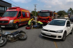 Motociclista fica ferido após colisão com carro em Brusque