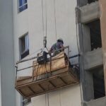 Trabalhador é resgatado após ficar suspenso a 25 metros de altura em plataforma em Chapecó