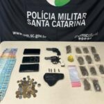Tentativa de atingir cães com tiros termina em prisão e descoberta de tráfico de drogas