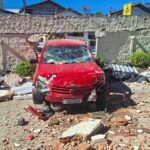 VÍDEO: Motorista passa mal ao volante, derruba muro e invade pátio de escola em Brusque