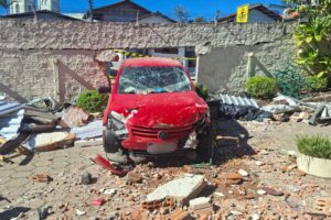 VÍDEO: Motorista passa mal ao volante, derruba muro e invade pátio de escola em Brusque