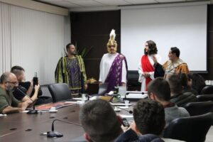 Núcleo Jovem da ACIBr recebe integrantes do espetáculo Paixão e Morte de um Homem Livre