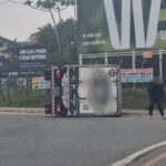 Caminhão tomba na Rodovia Antônio Heil, em Brusque
