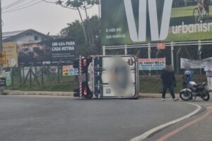 Caminhão tomba na Rodovia Antônio Heil, em Brusque