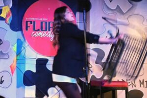 Comediante é atingida por cadeirada durante show em Florianópolis