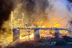 Chamas destroem completamente casa de madeira no interior de SC