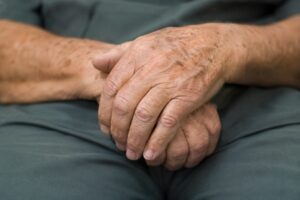 Idoso agredido dentro de casa durante cobrança de dívida será indenizado