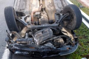 Motorista é ejetado após capotamento na BR-470 no Vale do Itajaí