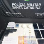 Homem é preso e dois adolescentes são apreendidos em esquema de tráfico em Brusque