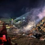 Bombeiros combatem incêndio de grandes proporções em depósito da prefeitura em Garuva