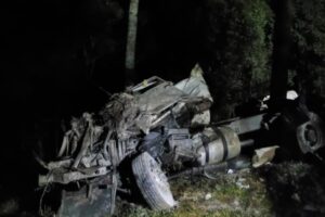 Caminhoneiro morre após caminhão sair da pista e capotar em ribanceira em Iomerê
