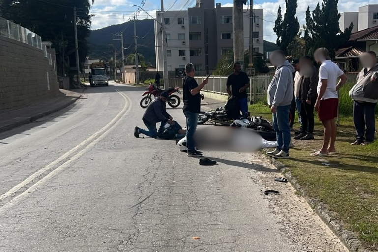 Colisão entre duas motocicletas mobiliza bombeiros no bairro Limeira, em Brusque