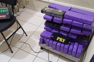 VÍDEO: Homem é preso na BR-101 em Joinville com 60 quilos de maconha no porta-malas