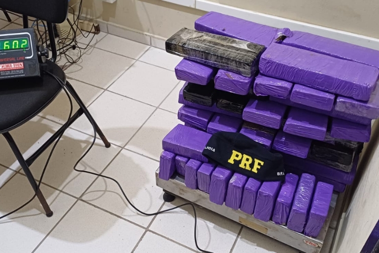VÍDEO: Homem é preso na BR-101 em Joinville com 60 quilos de maconha no porta-malas
