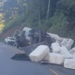 Carreta tomba e espalha carga na rodovia Pedro Merizio entre Brusque e Botuverá