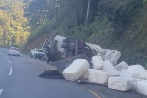 Carreta tomba e espalha carga na rodovia Pedro Merizio entre Brusque e Botuverá