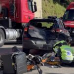 Jovem de 25 anos sofre ferimentos graves após bater moto na traseira de carro