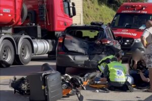 Jovem de 25 anos sofre ferimentos graves após bater moto na traseira de carro