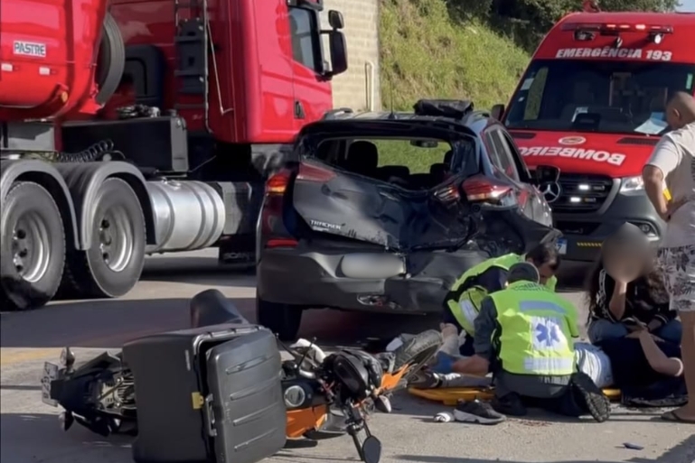 Jovem de 25 anos sofre ferimentos graves após bater moto na traseira de carro