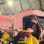 Grave acidente entre caminhões deixa motorista ferido e interdita Morro do Boi na BR-101