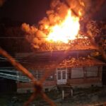 Incêndio atinge casarão enxaimel e mobiliza bombeiros no Vale do Itajaí