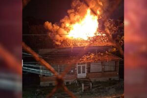 Incêndio atinge casarão enxaimel e mobiliza bombeiros no Vale do Itajaí