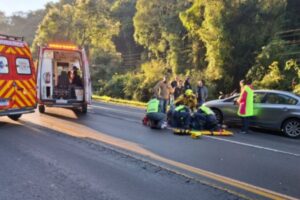 Após colisão entre cinco veículos, idosa é atropelada ao descer do carro em SC