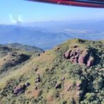 VÍDEO: Adolescente é resgatado de helicóptero após sofrer queda durante trilha em SC