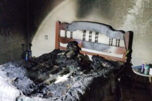 Moradores usam mangueira de jardim para conter incêndio em casa de Navegantes
