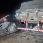 Acidente entre carro e caminhão na BR-470 deixa dois mortos e uma mulher gravemente ferida