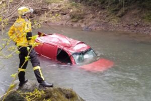 Mulher morre após carro cair em rio na SC-283, no Oeste de Santa Catarina