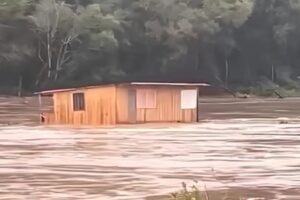 Casa é arrastada pela correnteza durante cheia do Rio das Antas no Rio Grande do Sul