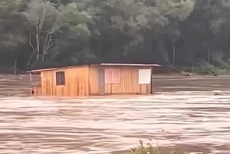 Casa é arrastada pela correnteza durante cheia do Rio das Antas no Rio Grande do Sul