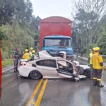 Mulher morre em colisão frontal entre BMW e caminhão na SC-418, em São Bento do Sul