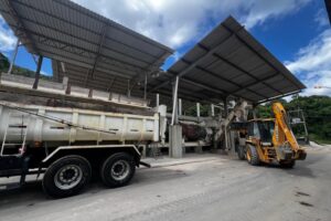 Usina de asfalto recebe manutenção preventiva em dia de chuva em Brusque