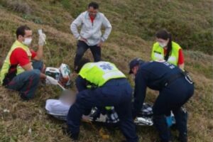 Homem sobrevive após cair cerca de 15 metros durante tentativa de decolagem de parapente em SC