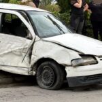 Jovem fica ferido após perder controle de carro, bater em caminhonete e atingir poste em Brusque