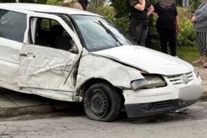 Jovem fica ferido após perder controle de carro, bater em caminhonete e atingir poste em Brusque