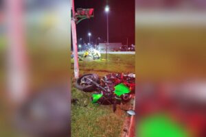 Motociclista morre após colisão contra poste em Gaspar