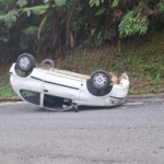Palio capota após colisão contra barranco no bairro Souza Cruz